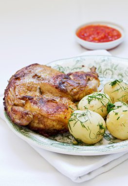 kızarmış tavuk ve patates sebze ile