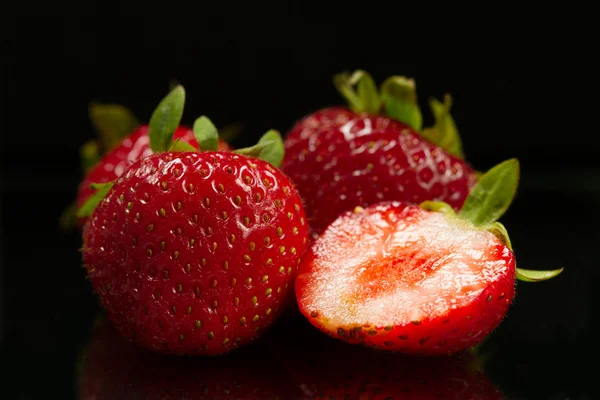 Siyah arka planda çilekler