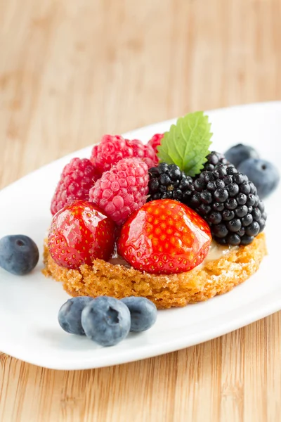 Little fruit tart with berries — Stock Photo, Image