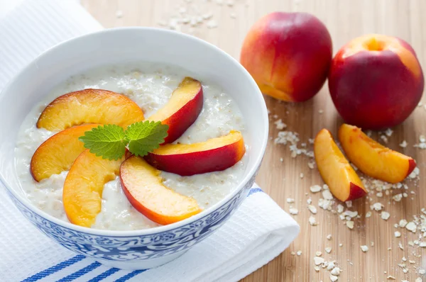 stock image Oatmeal porridge with fresh nectarines