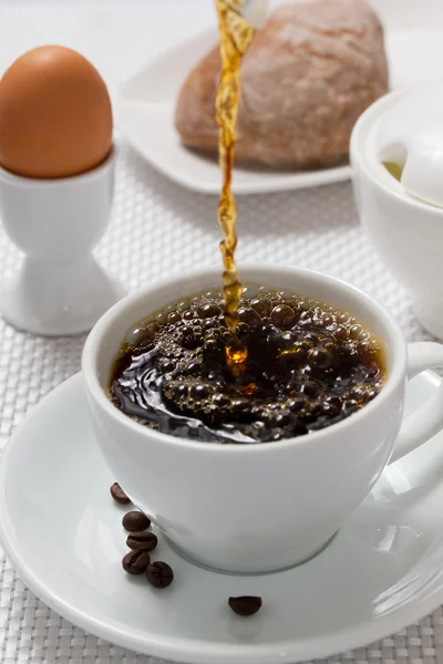 Verter el café en una taza — Foto de Stock