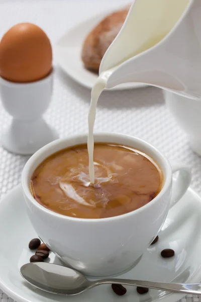 Verser le lait dans le café — Photo
