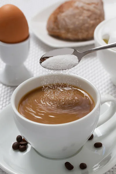 Despejar açúcar em xícara de café . — Fotografia de Stock