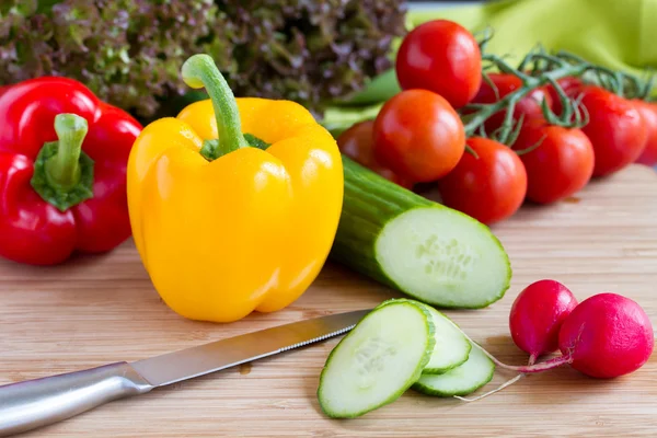 Legumes cortados, ingredientes de salada — Fotografia de Stock