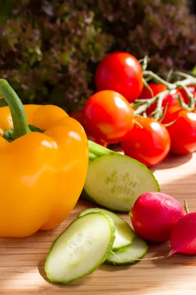 Нарезать овощи, салаты — стоковое фото