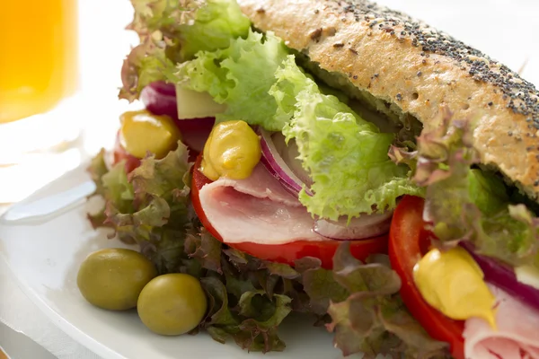 Broodje met ham en groenten — Stockfoto