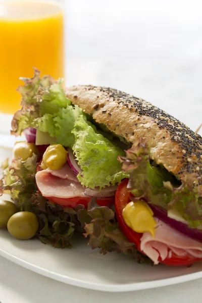 Sanduíche com presunto e legumes — Fotografia de Stock