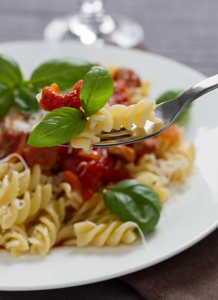 Makaron Fusilli z sosem bolognese — Zdjęcie stockowe