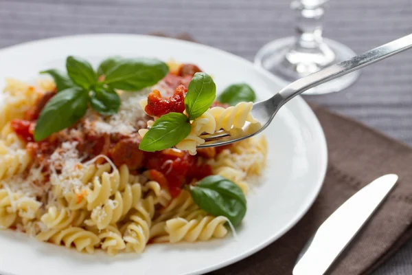 Makaron Fusilli z sosem bolognese — Zdjęcie stockowe