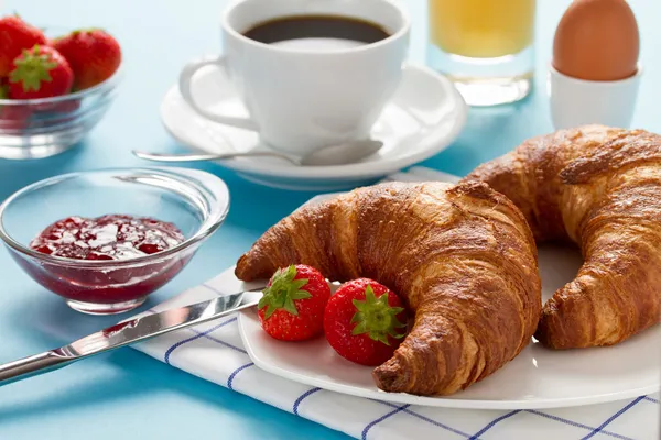 커피와 크로 와 상을 곁들인 아침 식사 로열티 프리 스톡 이미지