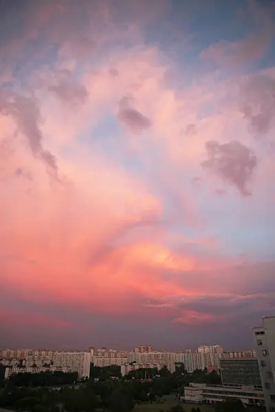 Farbenfroher Himmel über der Stadt — Stockfoto