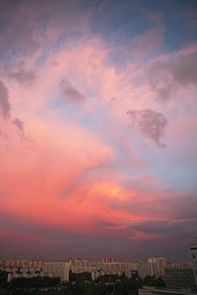 Красочное небо над городом — стоковое фото