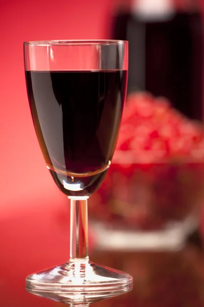 Bicchiere di vino rosso di frutta — Foto Stock