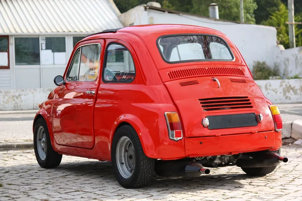 Маленький классический красный автомобиль — стоковое фото