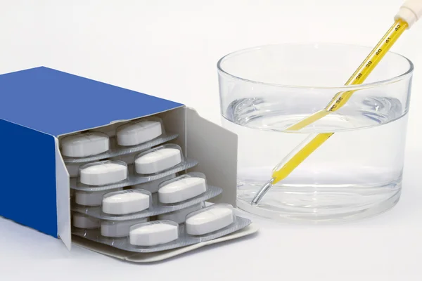 Termômetro e pílulas 2 — Fotografia de Stock