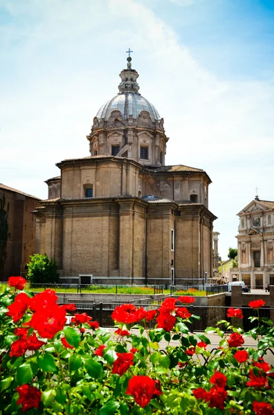 Catedral na rua romana — Fotografia de Stock