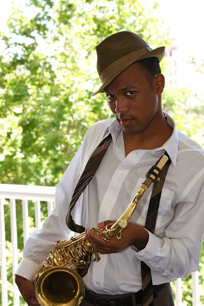 Jovem saxofonista do quadril — Fotografia de Stock