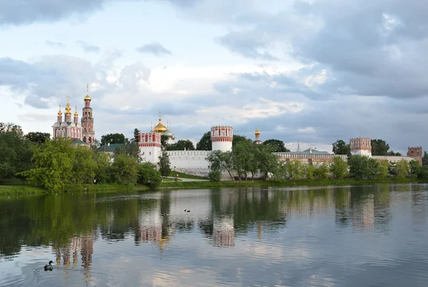 Monasterio Novo-Devichiy en Moscú . — Foto de Stock