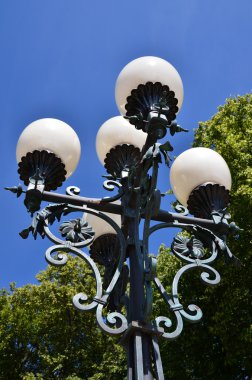 yaz günü içinde sokak lambası.