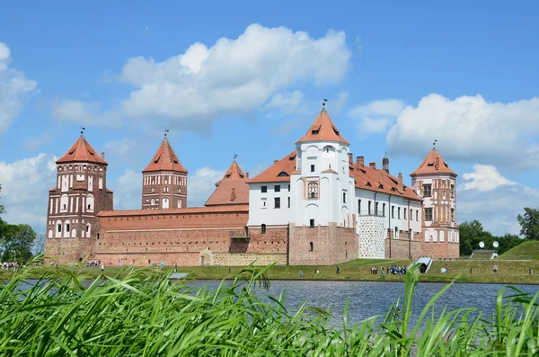 Zamek Mirsky Białorusi Rzeką Lecie — Zdjęcie stockowe