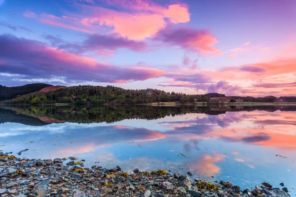 Farbenfroher Sonnenaufgang an einem See — Stockfoto