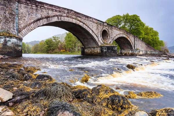 Ponte sobre um rio flutuante rápido — Fotografia de Stock