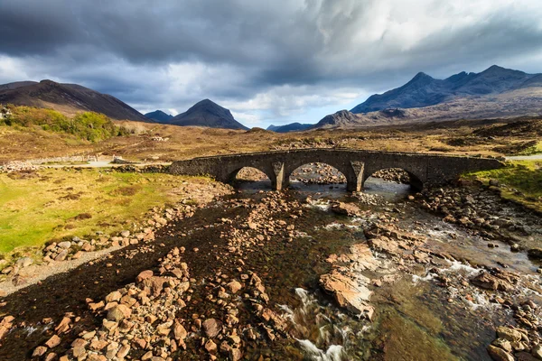 Rivier en brug in een berglandschap — Stockfoto