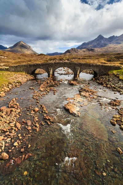 Paysage de montagne avec rivière et pont — Photo