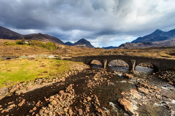 Rivière et pont dans un paysage montagneux — Photo