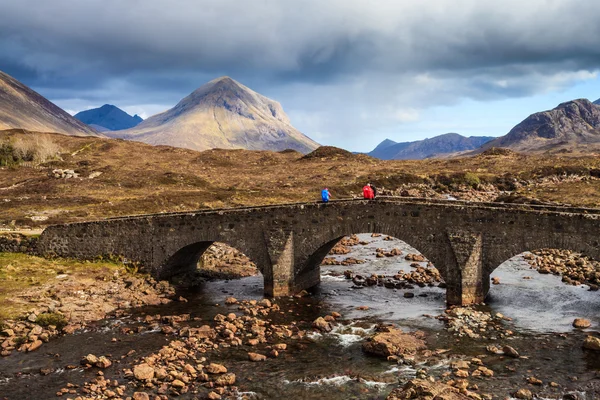 Op een brug over een rivier in een berglandschap — Stockfoto