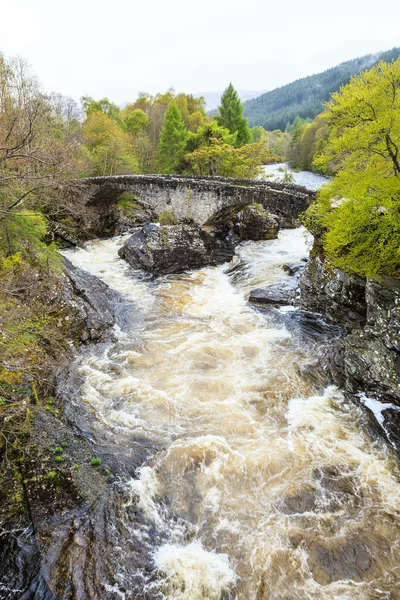 Wilde rivier in berglandschap — Stockfoto