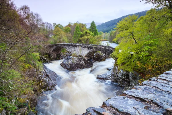 Rivier en bridge in berglandschap — Stockfoto
