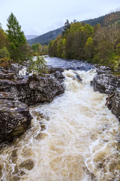 Wilde rivier met Val zweven door een landschap — Stockfoto