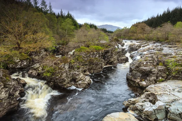 Дика скеляста річка в гірському пейзажі — стокове фото