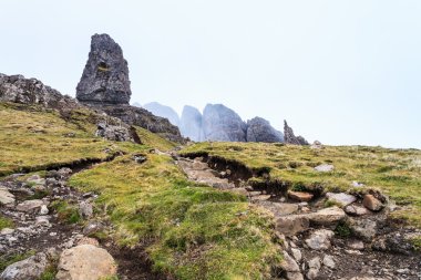 rocas en la niebla en la isla de skye