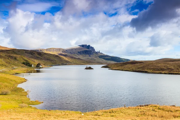 Lago in un paesaggio montano desolato — Foto Stock