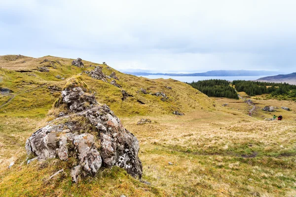 Landschap met wandelpad tussen grasland en rotsen — Stockfoto