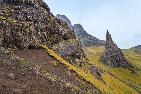 Steile rotsen op het eiland skye — Stockfoto