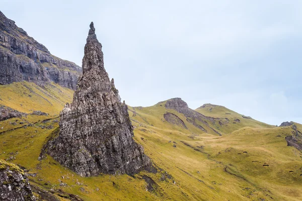 Steile puntige rots op het eiland skye — Stockfoto