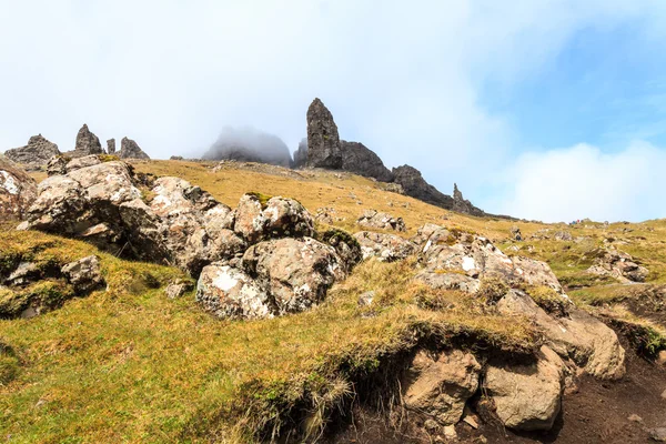 Rochas íngremes nas nuvens em uma montanha — Fotografia de Stock