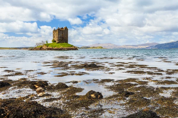 Средневековый замок на острове — стоковое фото