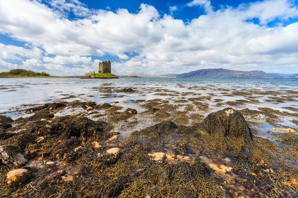 在一个岛上的中世纪城堡 — 图库照片