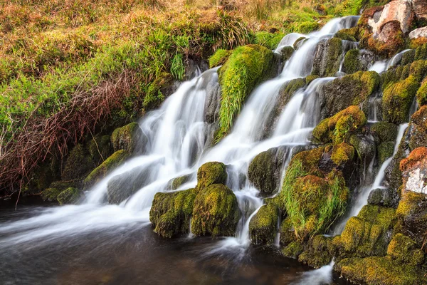 Vattenfall i bergen i Skottland — Stockfoto