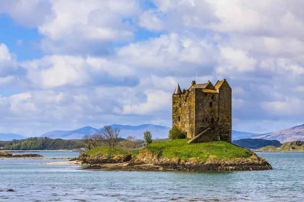 Средневековый замок на острове в воде — стоковое фото
