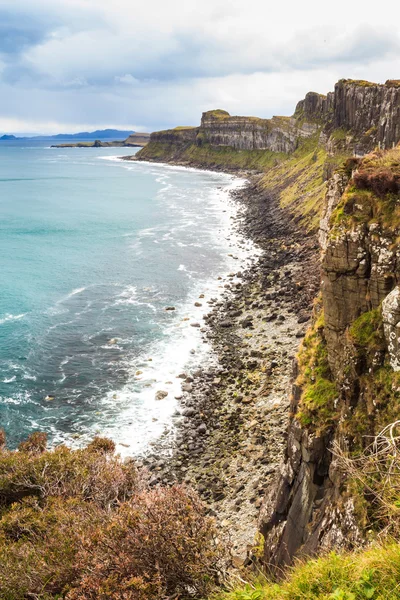 Meredek sziklás tengerpart a sziget Skye — Stock Fotó