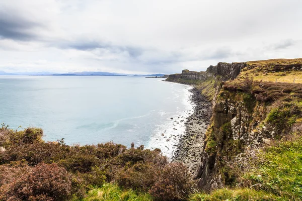 Meredek sziklás tengerpart a sziget Skye — Stock Fotó