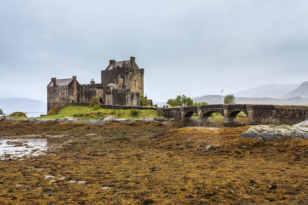 Castelo de Eilan Donan em águas baixas na Escócia — Fotografia de Stock