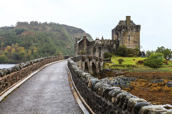 Bro mot eilan donan slott i Skottland — Stockfoto