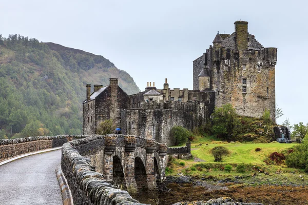 Bridge towards Eilan Donan castle in Scotland — Stock Photo, Image