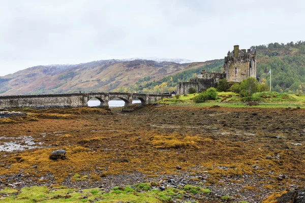 Eilan donan castle vid lågvatten i Skottland — Stockfoto